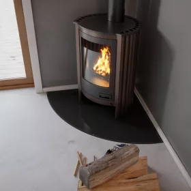 Sklo pod kamna - FLAMINGO Výseč 1000x1000 mm, černé, fazeta / 6 mm HS Flamingo Sklo pod kamna - FLAMINGO Výseč 1000x1000 mm, černé, fazeta / 6 mm HS Flamingo